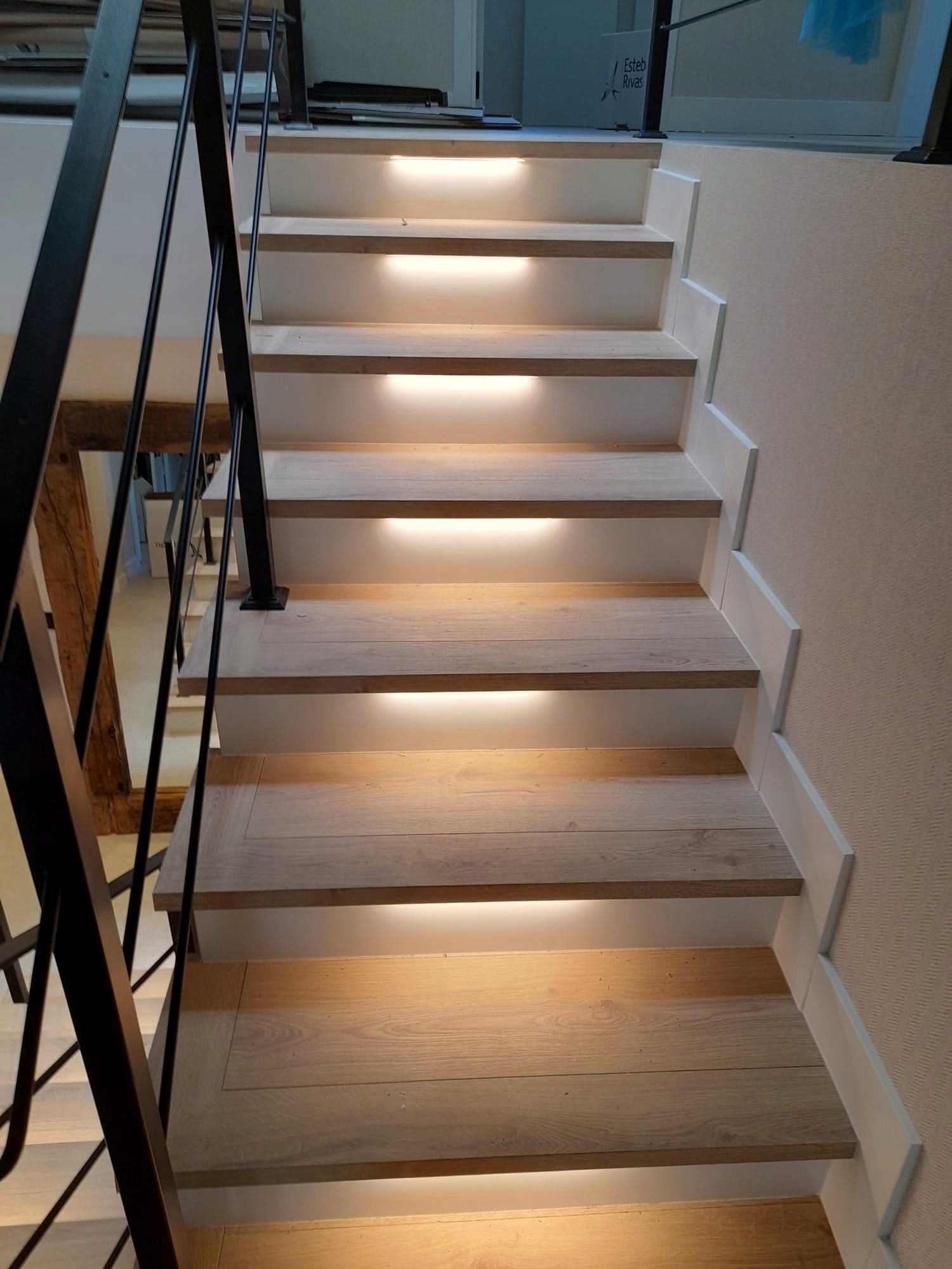 Escalera revestida en madera con iluminación LED integrada en cada peldaño