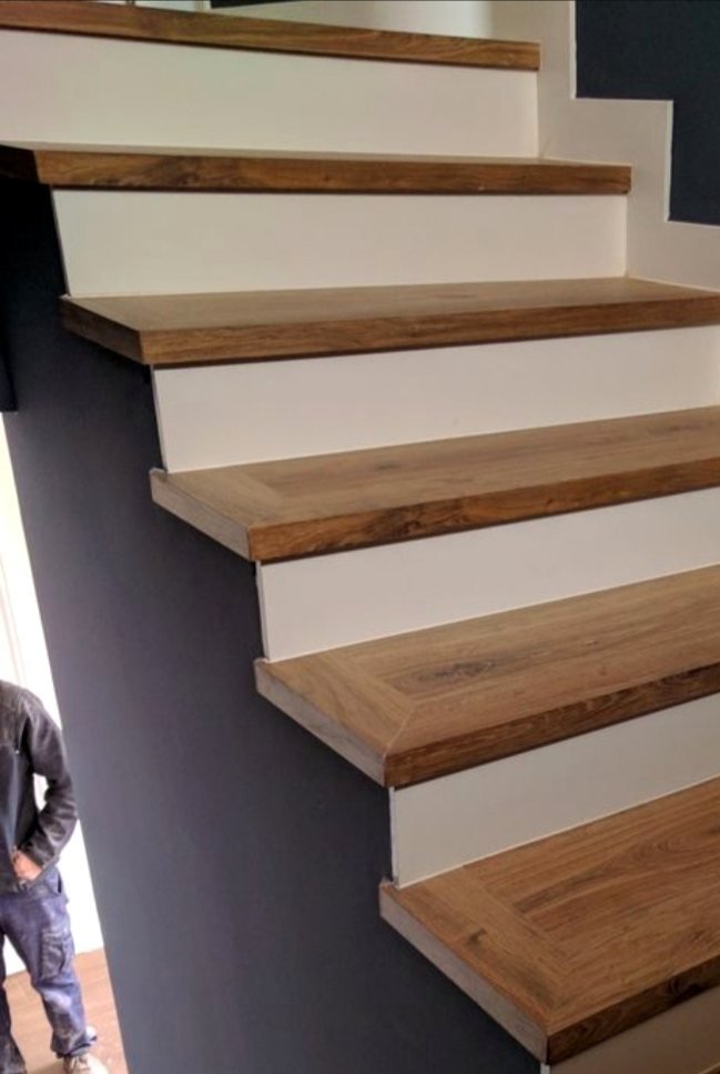 Peldaños revestidos con laminado y tabicas lacadas en blanco
