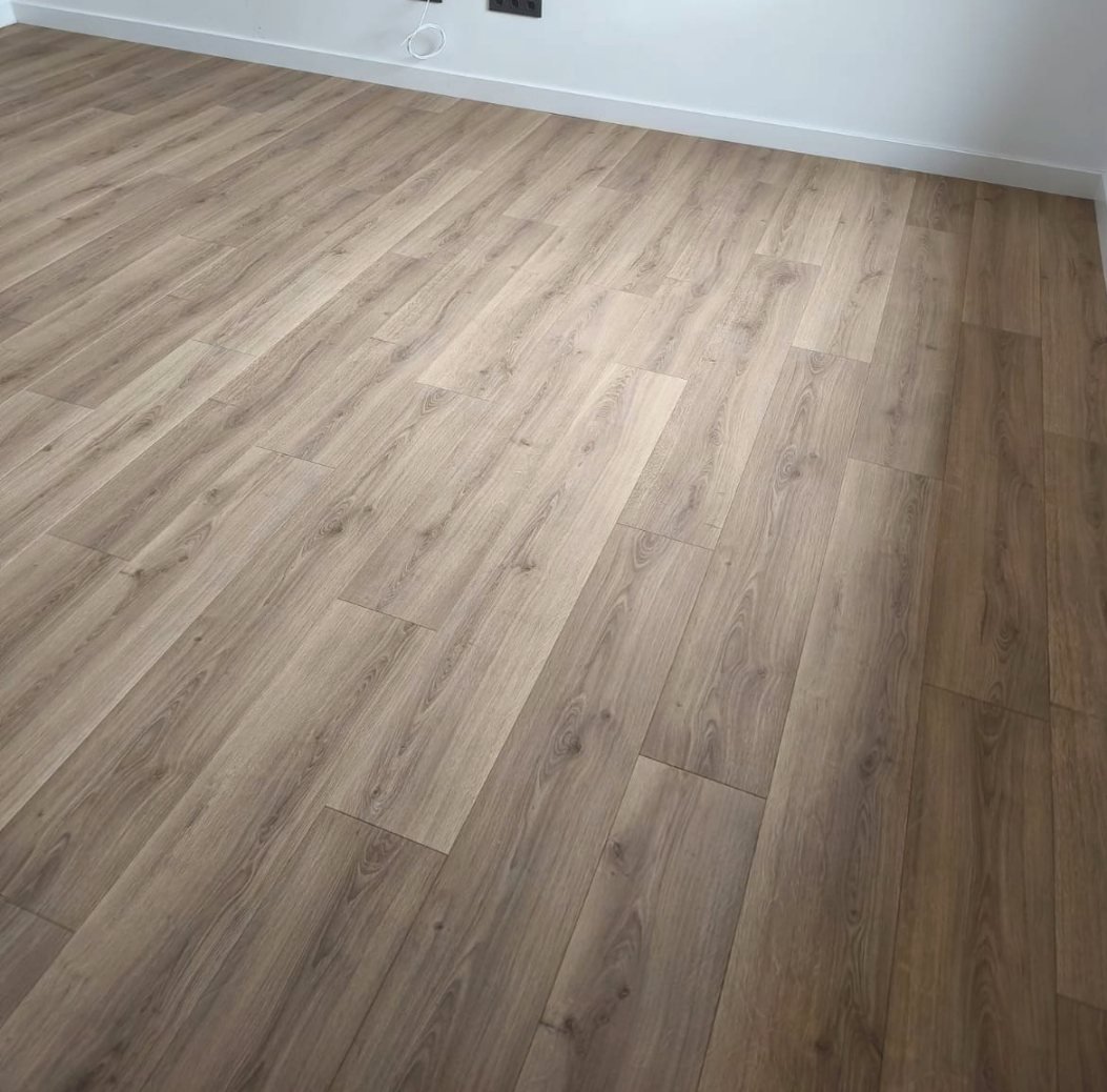 Tarima flotante laminada de roble instalada en una vivienda