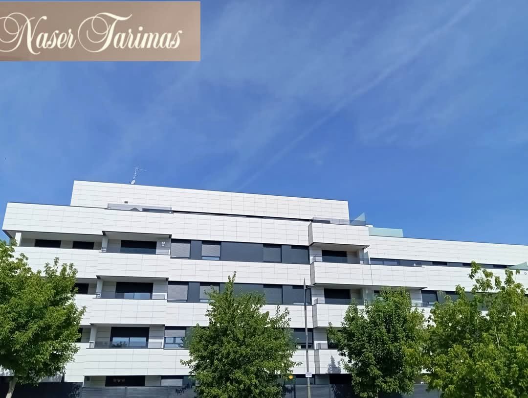 Fachada de un edificio de viviendas de obra nueva