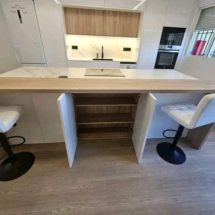 Cocina con barra y tarima laminada en tono claro
