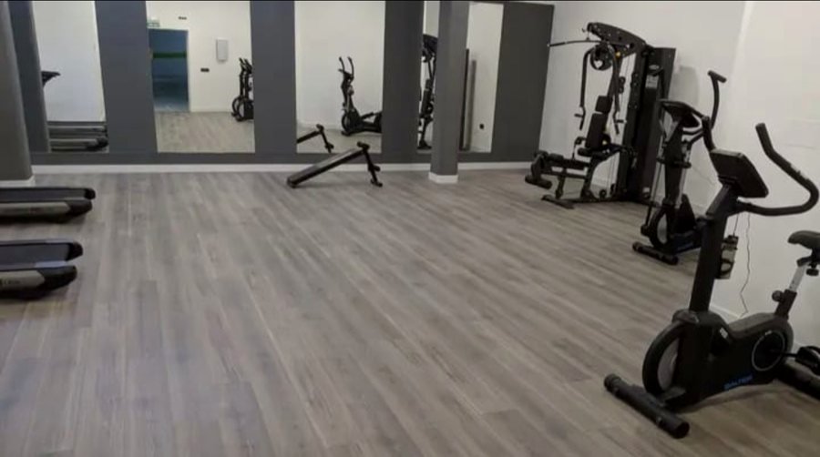 Sala de gimnasio con tarima laminada de alto tránsito